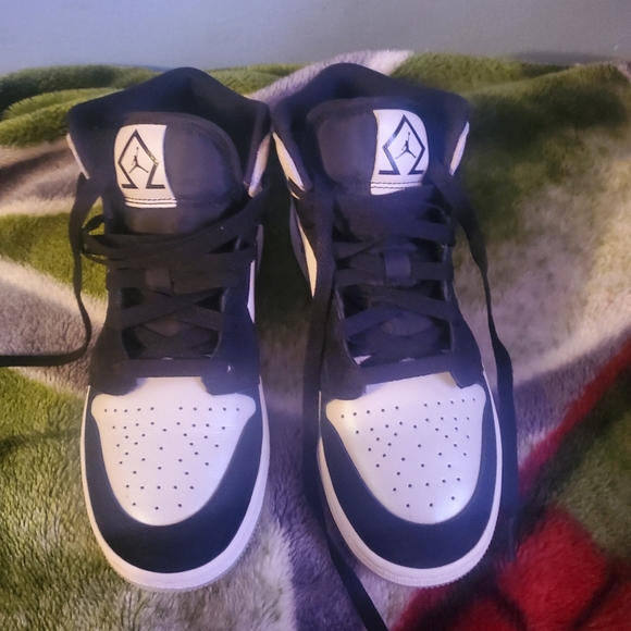Air Jordan 1MID - Picture 2 of 2